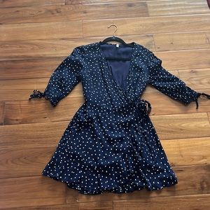 Daisies Shop summer dress size M ties at waist and is lined. Great condition!